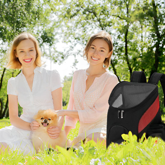 deux femmes sac a dos avec chien sourir
