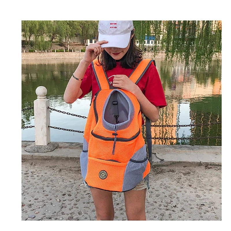 femme porte sac a dos chien avant