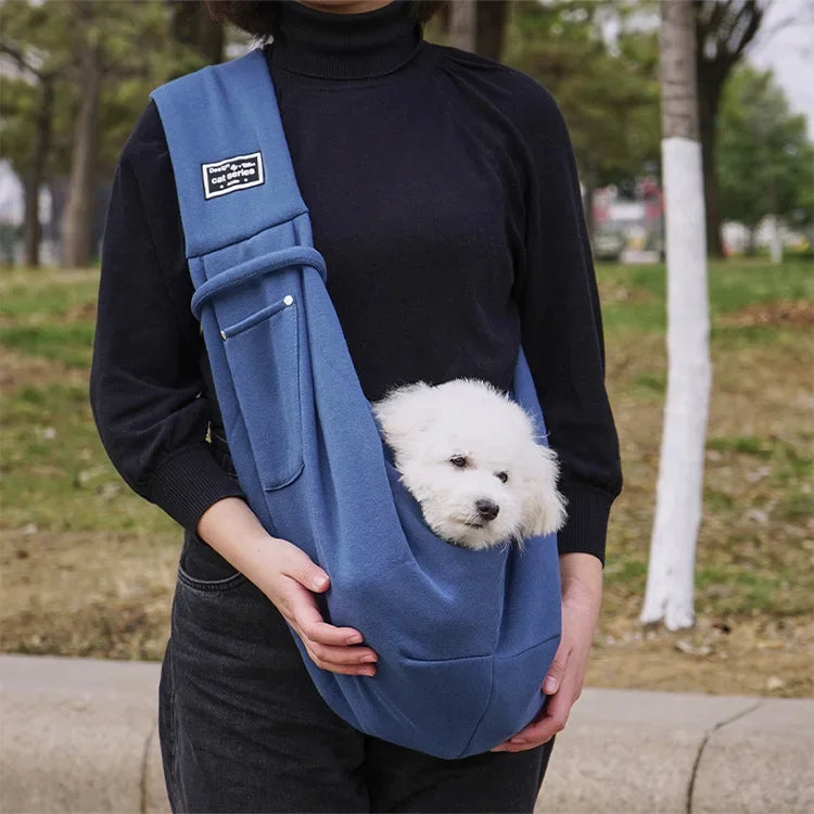 femme avec sac bandouliere chien bleu
