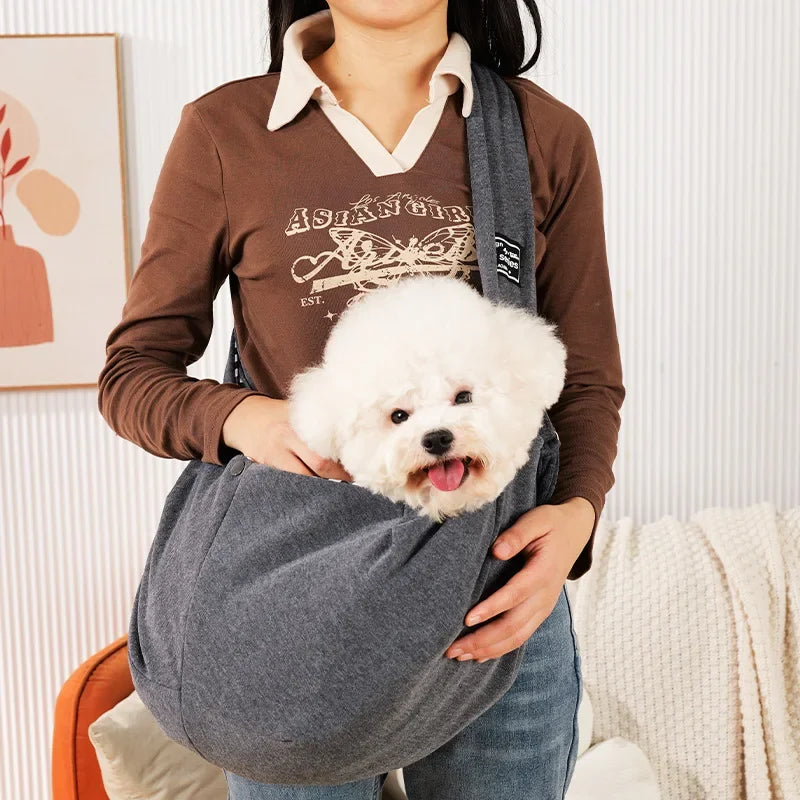 femme avec sac bandouliere chien gris
