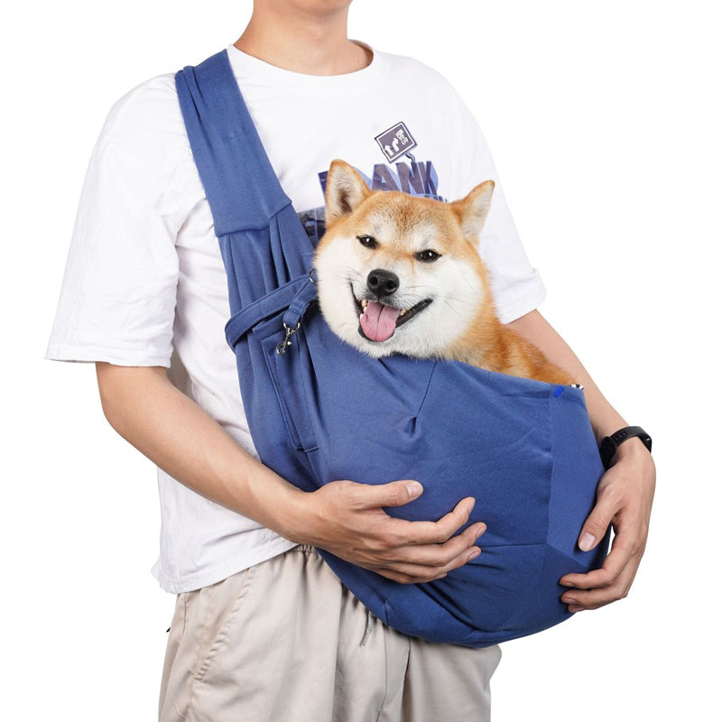 homme sac bandouliere chien bleu