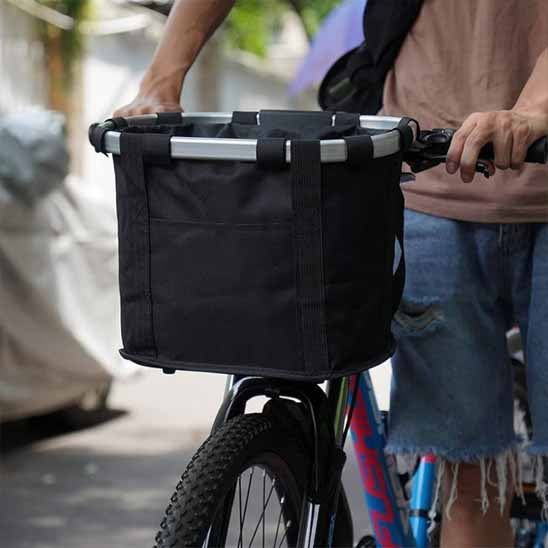 homme velo avec panier chien noir