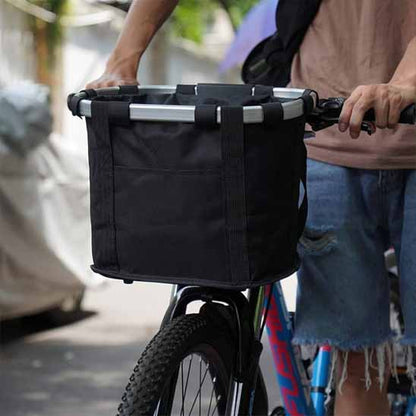 homme velo avec panier chien noir